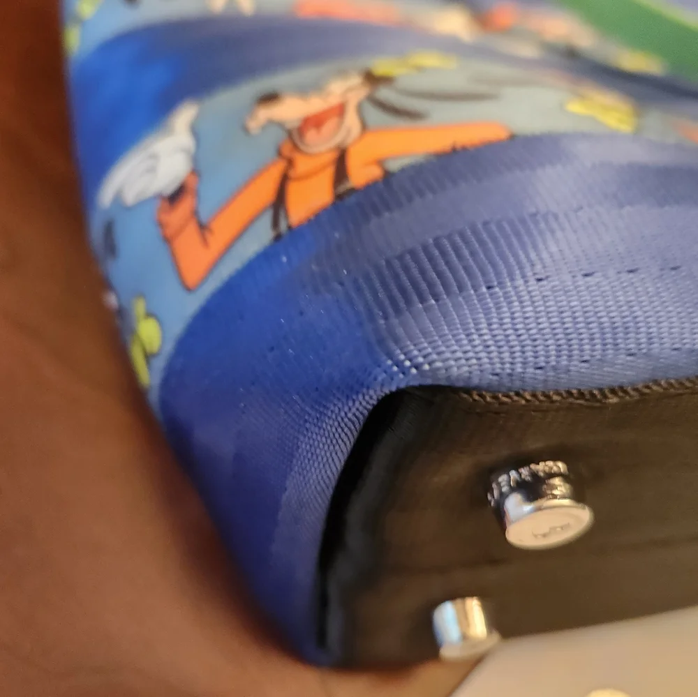 Harveys Seatbelt Streamline Goofy Tote💙